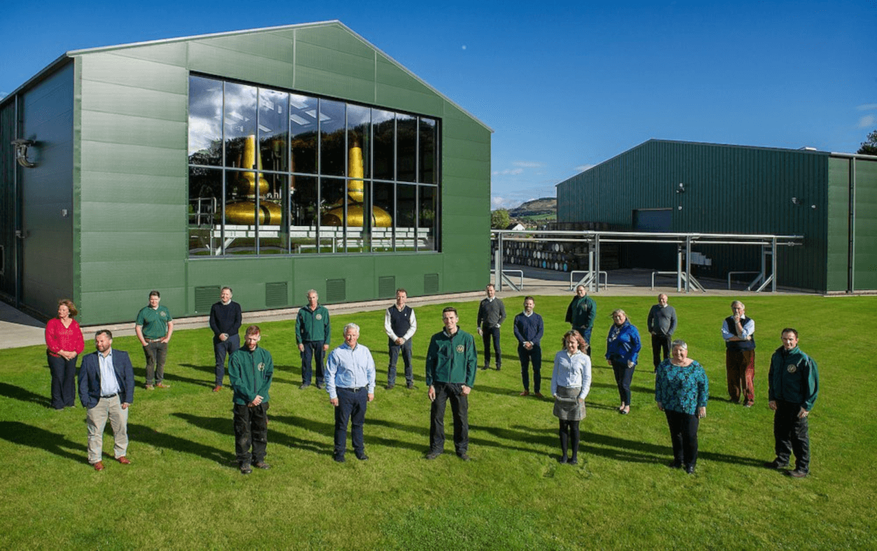 Morrison Scotch Whisky Distillers team uden for destilleriet