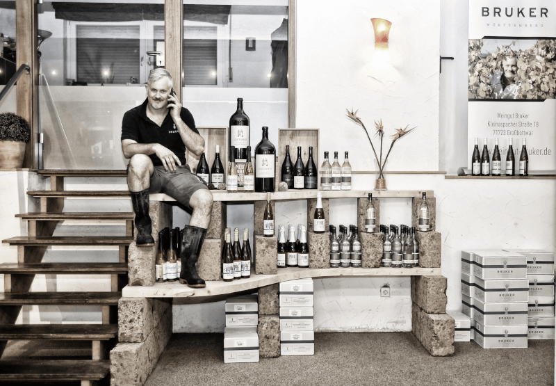 Vinmageren Markus Bruker med sine vine Vinmageren Markus Bruker med sine vine