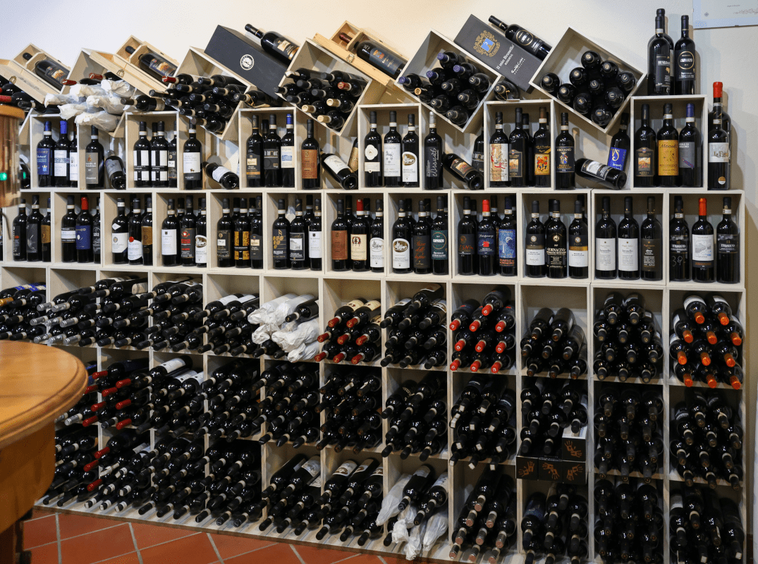 Vinkælder med flasker