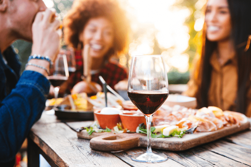 Party-mit-Freunden-mit-Rotwein-und-Fleisch