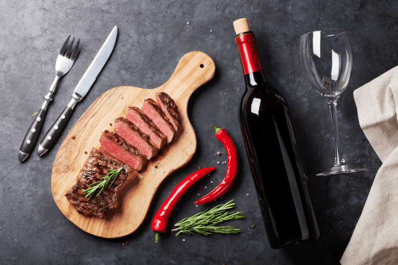 Rotwein-und-Fleisch-Stillleben