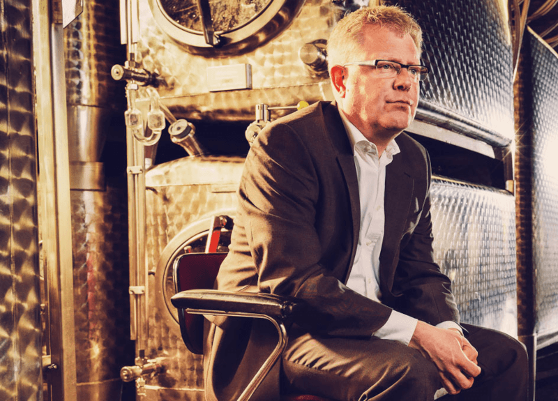 Oliver Haag in de wijnkelder